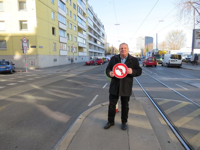 Anrainer Kurt Pollak im Jahr 2017 am Schauplatz des Linksabbiegeverbots von der Stromstraße in die Leithastraße.
