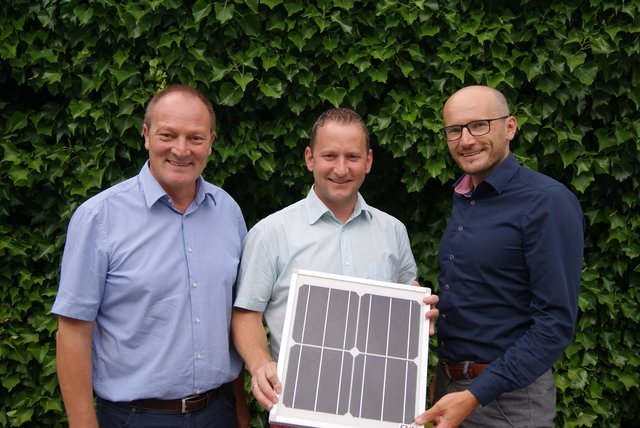 Die Purgstaller setzen jetzt auf Sonnenstrom: Amtsleiter Franz Haugensteiner, Bürgermeister Harald Riemer, und EVN-Gemeindebetreuer Michael Schmidinger.