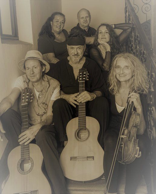 FranzK. alias steirischer Leonard Cohen und seine Band begeistern mit kreativer Musik.