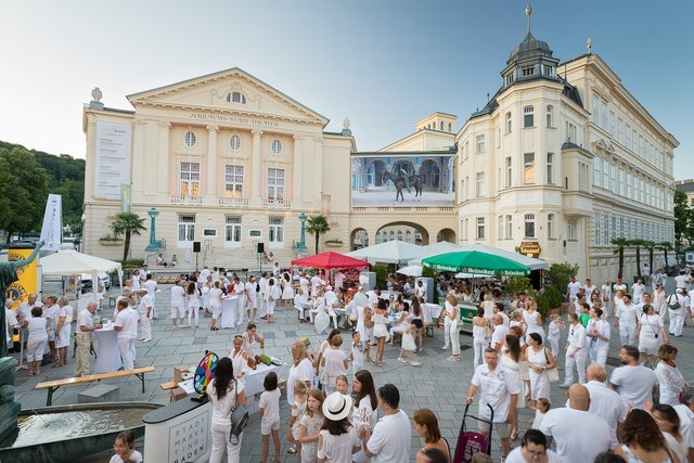 Hier die Fotos der Einkaufsnacht von Baden in Weiß 2019.
