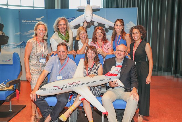 hello salzburg Sommerfest 2019 am Flughafen Salzburg (v.l.n.r.:): Die Mitglieder der hello salzburg-Kooperationsgruppe beim hello salzburg - Sommerfest sitzend: Dr. Friedrich Oedl (Eisriesenwelt GmbH), Mag.a Charlotte Kraus (Haus der Natur), Mag. Dietmar Schöndorfer (Großglockner Hochalpenstraßen AG), stehend: Birgit Meixner (Salzburger Burgen &amp; Schlösser Betriebsführung), Dir. Ing. Mag. Michael Weese (Salzburger Freilichtmuseum), Ingrid Sonvilla (Schlossverwaltung Hellbrunn), Mag.a Patricia Lutz (Großglockner Hochalpenstraßen AG), Mag.a Daniela Aichner (DomQuartier Salzburg GmbH) und Sybille Stöckl (Verbund Tourismus GmbH); | Foto: Bildrechte: hello-salzburg.at, Fotograf: Franz Neumayr