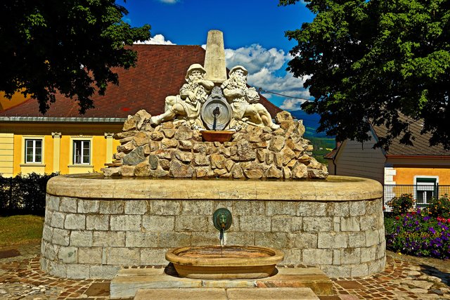 Der Gnomenbrunnen erinnert an die Bergknappen, die einst das Eisen aus dem Berg holten.