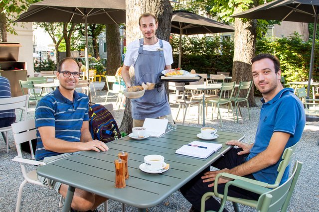 Guter Start in den Tag: Beim Frühstücken sprachen Laszlo Kruchio (l.) und Christoph Hofer über Fahrrad-Vorlieben. | Foto: Foto Jörgler