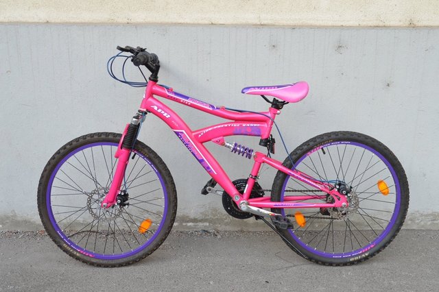 Ein pinkfarbenes Fahrrad wurde sichergestellt. | Foto: Polizei