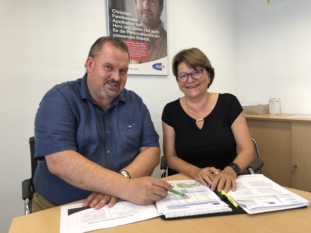 Überzeugt von der "Aktion 20.000": Michaela Sahin, Leiterin des AMS Deutschlandsberg, und ihr Stellvertreter Hartmut Kleindienst. | Foto: Veronik