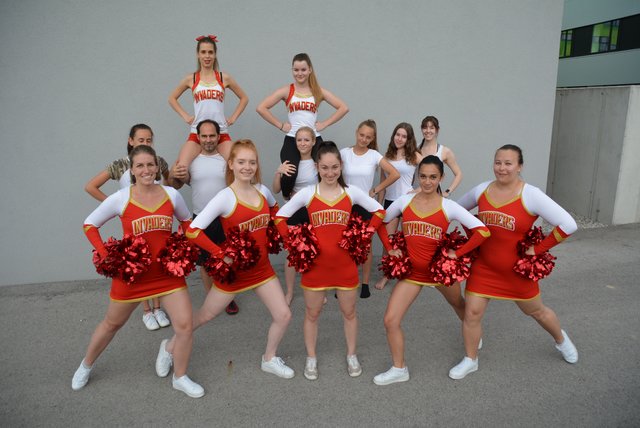 Teamgeist beweisen das Cheerleader- und Danceteam der St. Pölten Invaders.