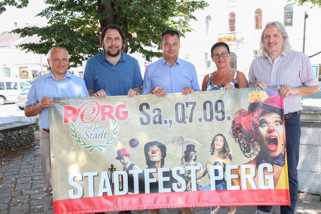 Bürgermeister Anton Froschauer (Mitte) und das Projektteam des Festwochenendes: Gemeinderat Anton Wahlmüller, Stadtrat Boris Mitterlehner, Brigitte Leitner und Günter Kowatschek. | Foto: Stadtgemeinde Perg/Langzauner