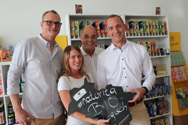Jürgen Leppelt, Karl Ziegler und Marco Rozinski gratulierten Rita Kratzer zur Eröffnung von Naturita. | Foto: Edith Ertl