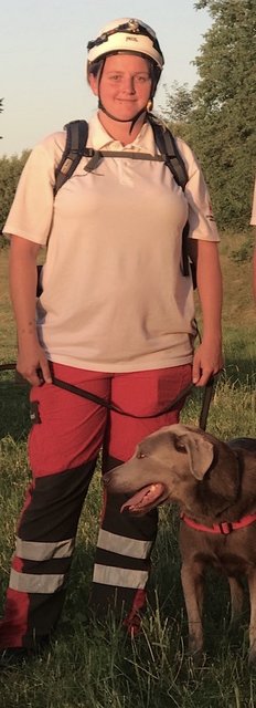 Nicole Preuner und ihr Hund "Davis" von der Rotkreuz-Suchhundestaffel nach der geglückten Personensuche in Vöcklabruck.