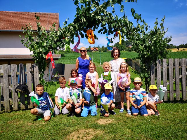 Ab Herbst dem Neubeginn nahe: Kinder mit ihrer VS- Dir. Dipl. Päd. Marie Theres Oswald und ihrer Volksschullehrerin, BEd. Elisabeth Hölbing