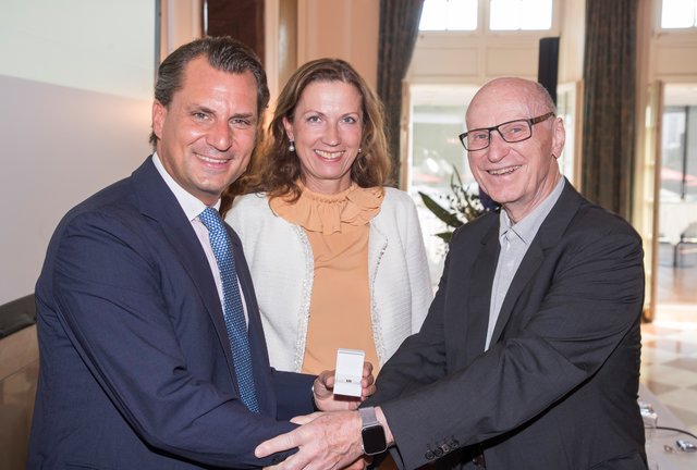 IV-Präsident Peter Unterkofler, IV-Geschäftsführerin Irene Schulte und der Geehrte Ernst Mayer (MACO)