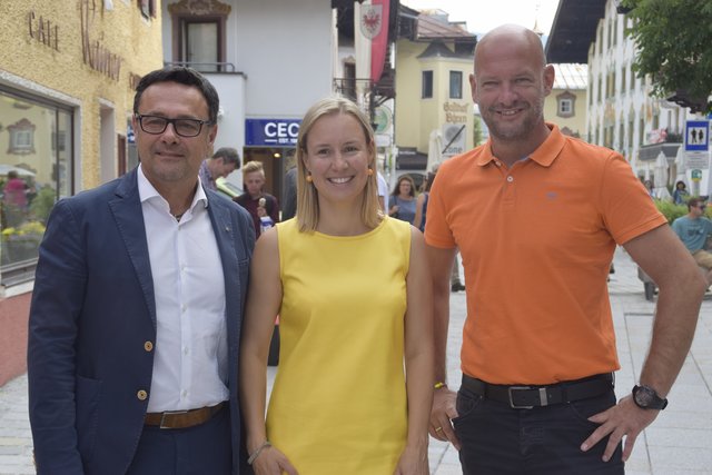 Bürgermeister Hubert Almberger, Ortsmarketing-GF Marije Moors und Sachbearbeiter für Straßenbau Alexander Hronek (v. li.). freuen sich über die Wiedereröffnung.