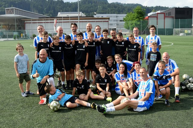 FC Kufstein - Eltern, Trainer und Kinder. | Foto: Friedl Schwaighofer