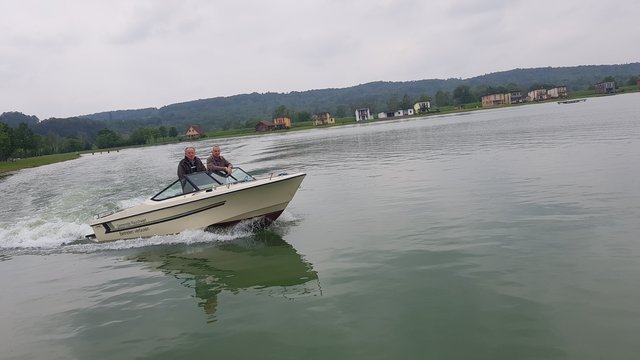 Die Gemeindearbeiter Paul Bauer und Kevin Ertl sorgen auf diese Weise für Wasseraufwirbelung und Sauerstoffzufuhr, die die Ausbreitung von Zerkarien verhindern soll. | Foto: Gemeinde Rauchwart