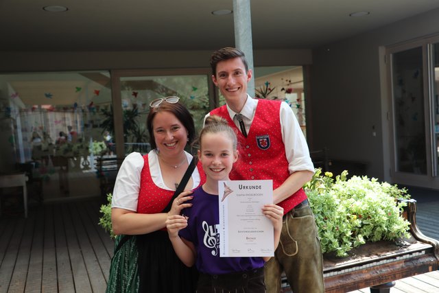 Sophie Engelbogen (11) legte am Wochenende auf der Trompete erfolgreich die Prüfung zum ÖBV-Leistungsabzeichen in Bronze ab. Elke Höfler und Lukas Kainz vom Vorstand des Musikvereins Weinitzen gratulierten ihrer jungen Musikkollegin.  | Foto: Edith Ertl