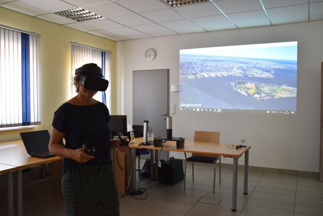 Elke Lerchster-Tuppinger kurvt virtuell durch New York mittels VR-Brille