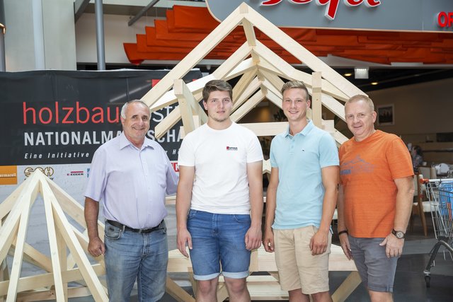 Beim Bundeswettbewerb: Landesinnungsmeister Gerhard Kast, die Teilnehmer David Lex und Michael Kerschbaumer sowie Landeslehrlingswart Josef Schedl (von links). | Foto: Wirtschaftskammer