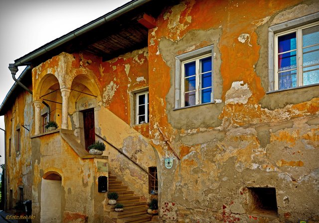 Trotz - oder eben gerade wegen - der noch ziemlich bedürftigen Fassade zeigt sich dieses Gebäude sehr beeindruckend.