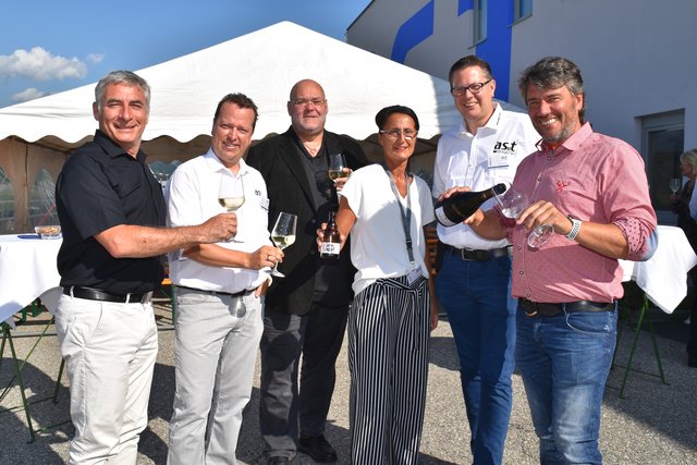 Das Asut-Team mit Weinkenner Georg Mathiesl (rechts) | Foto: Niedermüller