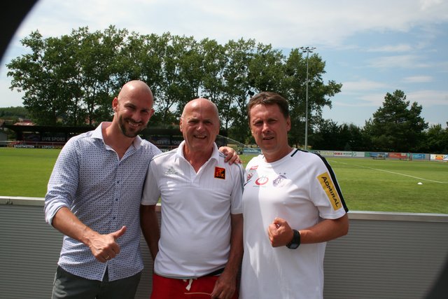 Austria Trainer Christian Ilzer (l.) und sein Co Uwe Hölzl, im Bild mit FSK-Pressesprecher Hans Neuhauser (Mitte), waren mit den Bedingungen sehr zufrieden.