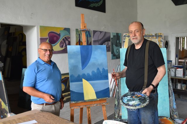 Rudolf Ploy (links) besucht Franz Vana. Der Künstler lebt und arbeitet in der früheren Spiritusfabrik.