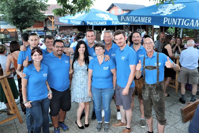 LAbg. Vzbgm. Stefan Hermann (2.R. Mitte) und sein FPÖ-Team luden zum Blauen Sommerfest in Feldkirchen. | Foto: Edith Ertl