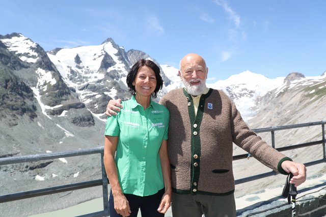 Die Ausnahmealpinistin Gerlinde Kaltenbrunner und Bergsteigerlegende Sepp Forcher auf der Kaiser-Franz-Josef-Höhe.  | Foto: grossglockner.at