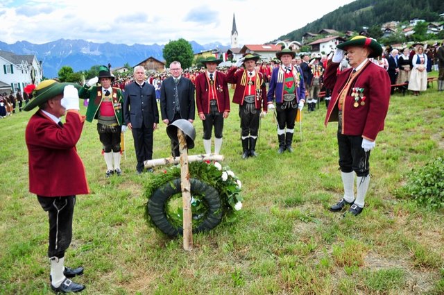 Ebenfalls Tradition: Heldenehrung mit Kranzniederlegung! | Foto: Hassl
