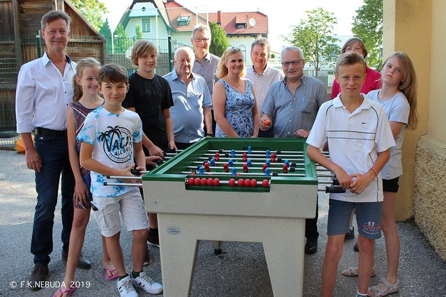 Ein „Wuzzler“ für die SchülerInnen: Vizebürgermeister Jörgen Vöhringer, GGR Walter Promitzer, Martin Vodicka und Alexandra Harrer (Elternverein), Bürgermeister Ferdinand Köck, MMS-Direktor Ernst Pokorny und VS-Direktorin Brigitte Krüger. 
 | Foto: Franz-Karl Nebuda © 