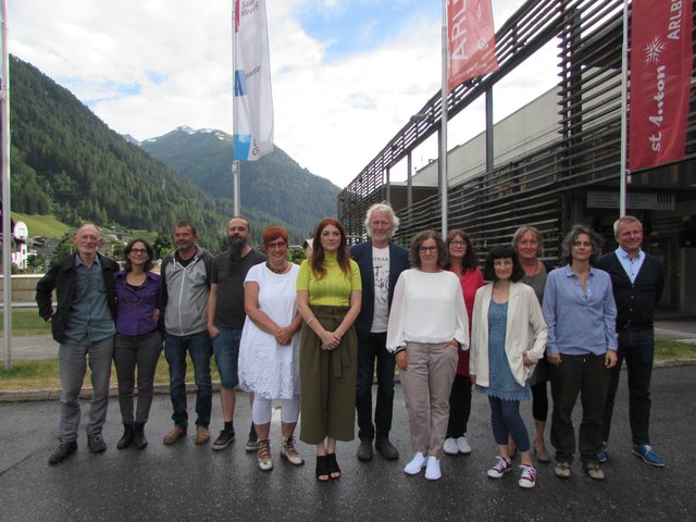 Künstler aus den verschiedensten Ländern werden am Arlberg zum Thema "Arl(en)berg-Ornament Landschaft" arbeiten. Vbgm. Werner Flunger freut sich über das große Engagement. 