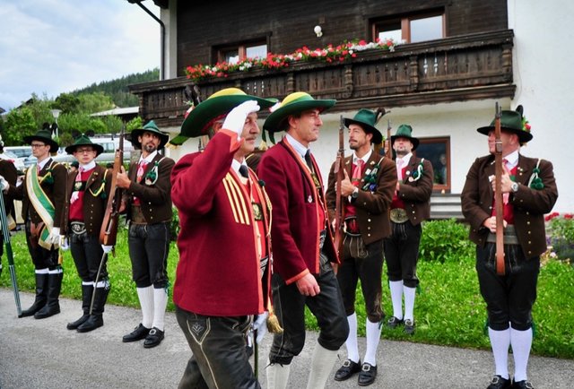 Stolze Gastgeber: Hauptmann Roland Huter und Bgm. Andreas Danler | Foto: Hassl