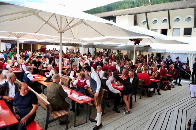 Der Beweis: Der neu gestaltete Dorfplatz in Patsch eignet sich bestens für Feierlichkeiten jeglicher Art! | Foto: Hassl