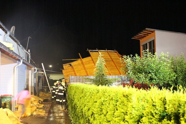 Am Drauboden wurde ein Pultdach von einem Haus abgetragen