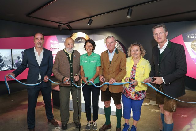 Andreas Zangl (Ausstellungsgestalter), Sepp Forcher ( Bergsteiger-Legende), Gerlinde Kaltenbrunner (Ausnahme-Alpinistin), LH Wilfried Haslauer (Salzburg, Aufsichtsrats-Vorsitzender Großglockner Hochalpenstraßen AG), Nicole Slupetzky (Vizepräsidentin Österreichischer Alpenverein) 
und Dr. Johannes Hörl (Vorstand Großglockner Hochalpenstraßen AG) | Foto: grossglockner.at