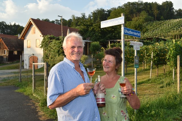 Den Uhudler aus ihrer neuen Wohngemeinde Eltendorf schätzen der Tiroler Erhard und die Pfälzerin Ramona Nagiller sehr.