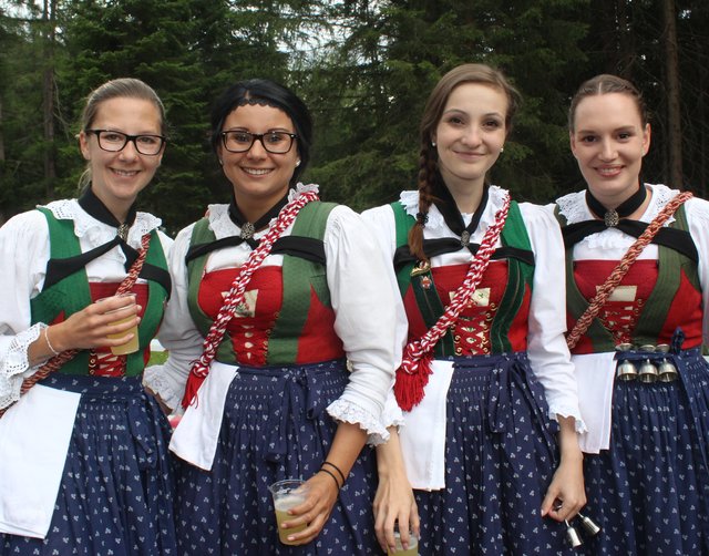 Fesche Marketenderinnen: Tina, Gabi, Birgit und Magdalena | Foto: Suitner