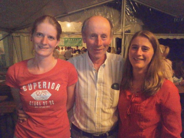 Elfi Berger, Leopold Berger, Heidi Berger
Vater Leopold war mit seinen Töchtern Elfi und Heidi beim Feuerwehrheurigen