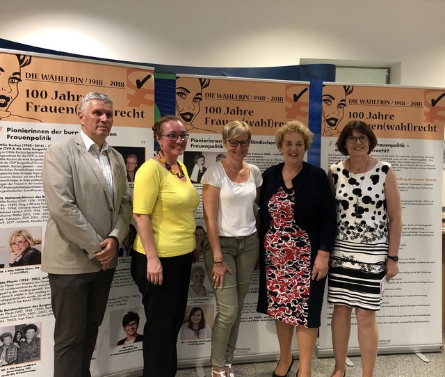 Von links: Historiker Herbert Brettl, Bezirkshauptfrau Nicole Wild, Schuldirektorin Martina Bugnits, Landtagspräsidentin Verena Dunst, Volkshochschuldirektorin Christine Teuschler. | Foto: Büro Dunst