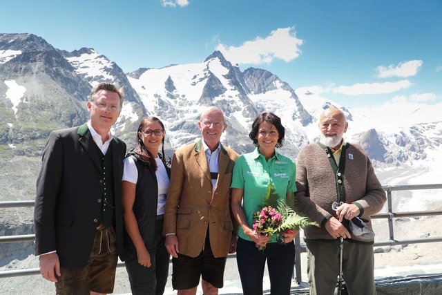 Dr. Johannes Hörl (Vorstand Großglockner Hochalpenstraßen AG), LR Sara Schaar (Nationalpark und Frauenreferentin, Kärnten), LH Wilfried Haslauer (Salzburg, Aufsichtsrats-Vorsitzender Großglockner Hochalpenstraßen AG), Gerlinde Kaltenbrunner (Ausnahme-Alpinistin) und Sepp Forcher ( Bergsteiger-Legende) | Foto: grossglockner.at