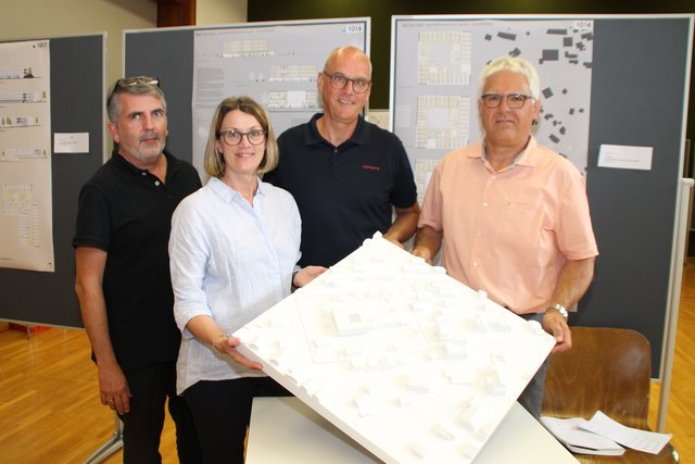 Präsentierten das Siegerprojekt des Architekturwettbewerbes: Bgm. Siegmund Geiger, Heimleiter Toni Pircher, Pflegedienstleiterin Angelika Schöpf und Wettbewerbsbetreuer Thomas Klima (v.r.)