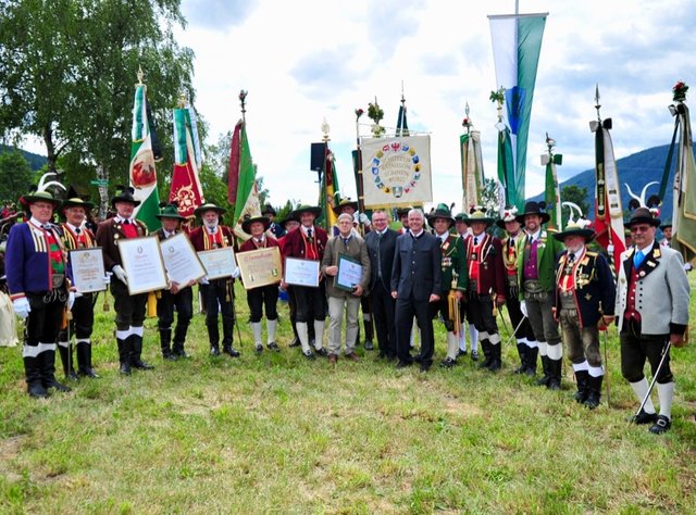 Alle sieben Geehrten mit den Gratulanten auf einen Blick! | Foto: Hassl