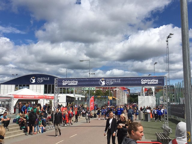 Einzigartige Kulisse im schwedischen Göteborg: Beim Partillecup spielen die Junghandballer auf 70 Feldern gleichzeitig, weil weit mehr als 1000 Teams aus 50 Nationen beim Jugendturnier dabei sind.  | Foto: WAT Fünfhaus 