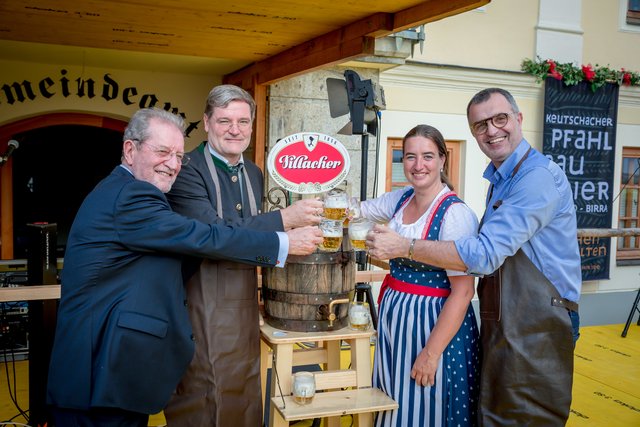 Beim Bieranstich: Alt-Bürgermeister Franco Stacol, Bürgermeister Karl Dovjak, LA Silvia Häusl-Benz und Bürgermeister Igor Godeas