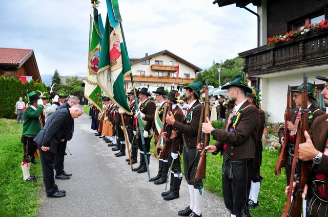 Tradition: Landesüblicher Empfang am Beginn des Bataillonsfestes! | Foto: Hassl
