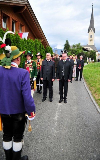 Meldung von Bat.-Kdt. Anton Pertl an LR Johannes Tratter, BH Michael Kirchmair und Lds.-Kdt. Fritz Tiefenthaler | Foto: Hassl