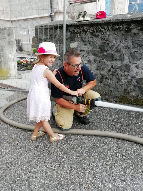 Die Fire Mania lockte vergangenes Wochenende wieder zahlreiche Freunde der Freiwilligen Feuerwehr Jenbach an. Es war für jeden etwas dabei. Besonders der Familientag bot viele Attraktionen. So konnte auch Lena aus Wiesing mit ihrem Opa Wolfgang den Feuerwehrschlauch bedienen. | Foto: Theuretzbacher