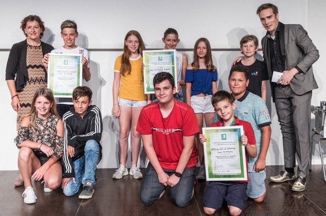 >Überreichte die Auszeichnung: Landesrätin U. Lackner (l.)