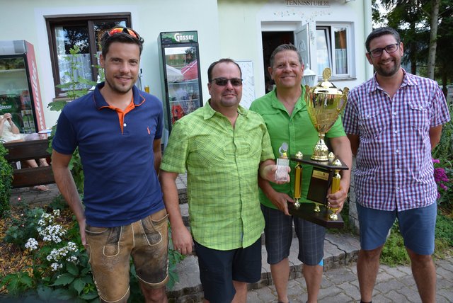 Strahlende Sieger Wolfgang Hintringer und Hannes Kreinbucher mit Karl Oswald (li Raika) und Organisator Hannes Oswald (re)