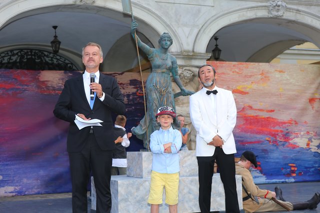 Intendant Christian Buchmann konnte viel Prominenz begrüßen.  | Foto: Richard Schuster/Sommerfestival Kittsee