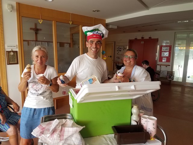 Bianca Huch, Umberto Hörandtner und Gisela Derntl beim Verteilen der kühlen Erfrischung.
